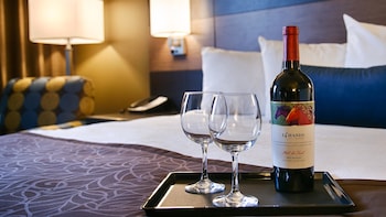 Standard Room, 1 Queen Bed, Accessible, Non Smoking (Walk-in Shower)