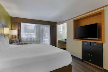 Suite, 1 King Bed, Non Smoking, Poolside