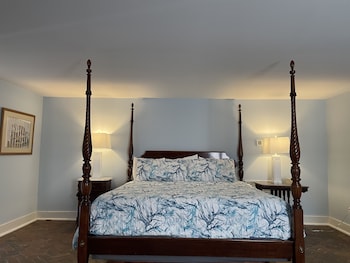 Room, 1 King Bed (401), Stairs Required