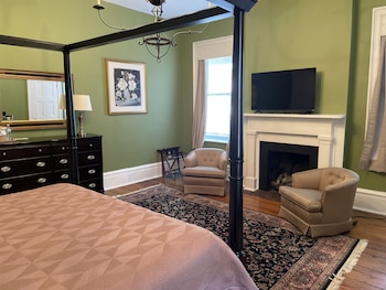 Room, 1 King Bed (403), Stairs Required