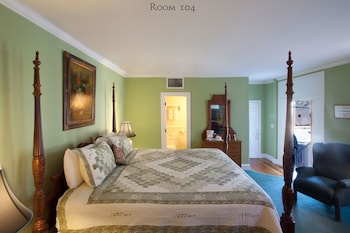 Room, 1 King Bed (104), Stairs Required