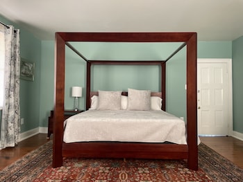 Room, 1 King Bed (407), Stairs Required