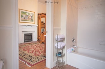 Room, 1 Queen Bed (305), Stairs Required