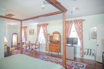 Room, 1 King Bed (207), Stairs Required