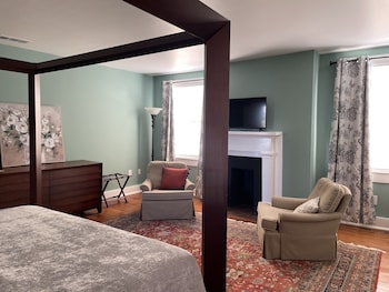 Room, 1 King Bed (407), Stairs Required