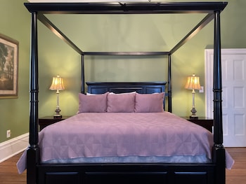 Room, 1 King Bed (403), Stairs Required