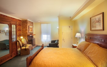 Room, 1 Queen Bed (105), Stairs Required