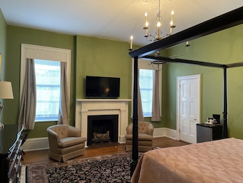 Room, 1 King Bed (403), Stairs Required