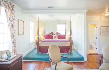 Room, 1 King Bed (201), Stairs Required