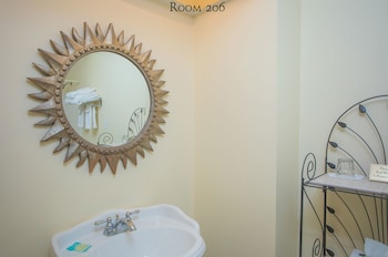 Room, 1 Queen Bed (206), Stairs Required