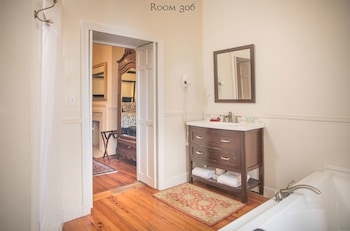 Room, 1 Queen Bed (306), Stairs Required