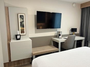 Room, 1 King Bed, Non Smoking (Upgrade)
