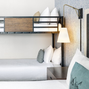 Deluxe Room | King + Twin Bunks
