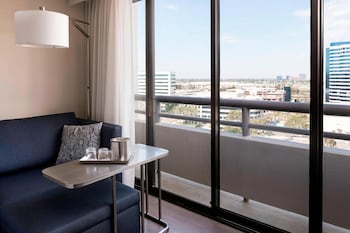 Club Room, 1 King Bed, Non Smoking (Mobility/Hearing Accessible, Tub)
