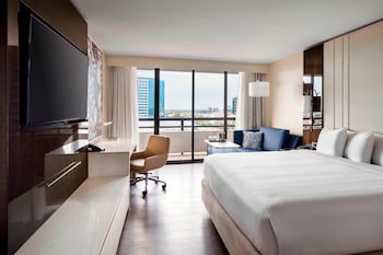 Club Room, 1 King Bed (M Club Access)
