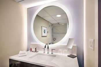Room, 1 King Bed (Mobility Accessible, Tub)