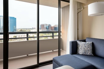 Room, 1 King Bed, Non Smoking (Mobility/Hearing Access, Roll-in Shwr)