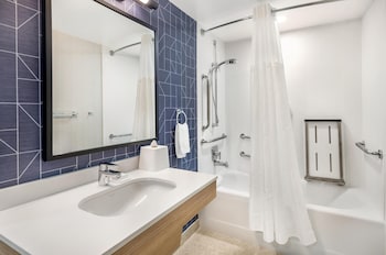 Studio, 1 King Bed, Accessible, Bathtub (Mobility)