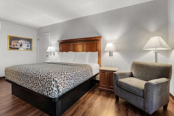 Standard Room, 1 King Bed, Smoking (Second floor)