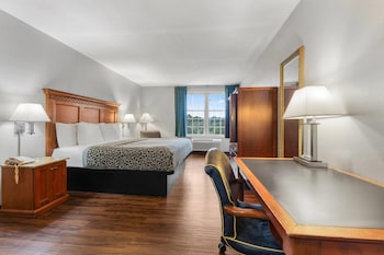 Standard Room, 1 King Bed, Smoking (Second floor)