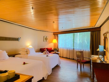 Superior Poolside (2 Queen Beds)
