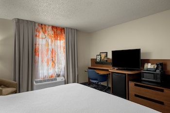 Room, 1 King Bed, Hearing Accessible (Roll-in Shower)