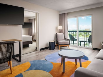 Suite, 1 King Bed, Balcony (Partial Ocean View)