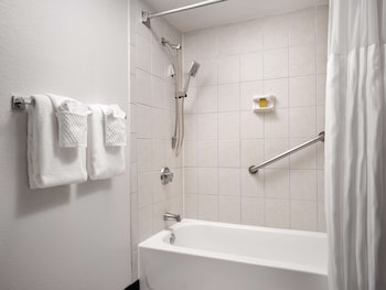 Room, 1 Queen Bed, Balcony, High Floor, Partial Ocean View (Hearing Accessible)