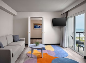 Suite, 1 King Bed, Balcony (Partial Ocean View)