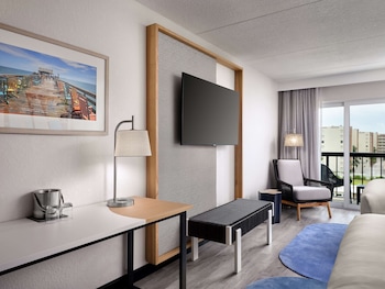 Room, 2 Queen Beds, High Floor, (Partial Ocean View)