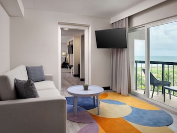Room, 1 Queen Bed, Balcony, High Floor, Partial Ocean View (Hearing Accessible)