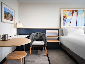 Room, 1 Queen Bed, Accessible, Balcony, Partial Ocean View (Mobility, Hearing and Roll-In Shower)