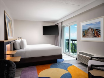 Suite, 1 King Bed, Balcony (Partial Ocean View)