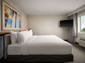 Room, 1 Queen Bed, Accessible, Balcony, Partial Ocean View (Mobility, Hearing and Roll-In Shower)