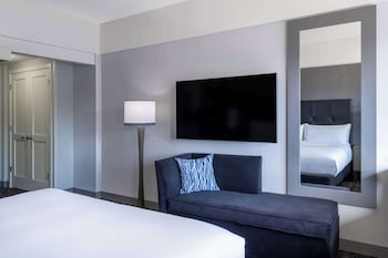 Deluxe Room, 1 King Bed, City View