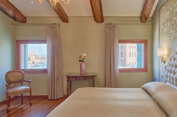 Deluxe Double Room, Canal View (Canal Grande)