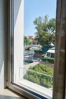 Suite, City View
