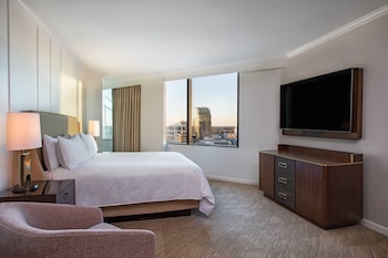 Deluxe Room, 1 King Bed, Corner