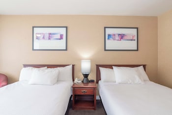 Standard Room, 2 Double Beds, Poolside