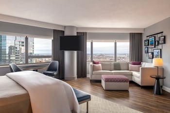 Studio Suite, 1 King Bed, City View, Corner