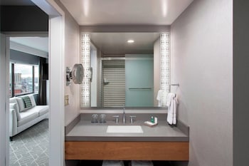 Room, 1 King Bed, River View