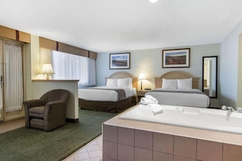 Jacuzzi Suite, Two Queen Beds