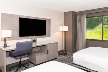 Room, 2 Queen Beds, Smoking (Mobility Accessible, Tub)