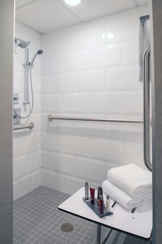 Room, 1 Queen Bed (Mobility Accessible, Roll-In Shower)