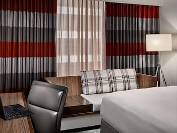 Deluxe Room, 1 King Bed, Accessible (Hearing, Tub)