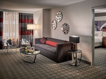 Suite, 1 King Bed, Accessible (Sofa Bed)