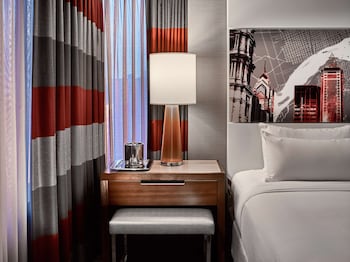 Deluxe Room, 1 King Bed, Accessible (Hearing, Tub)