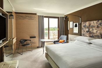 Deluxe Room, 1 King Bed, Balcony