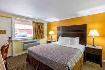 Standard Room, 1 King Bed, Smoking