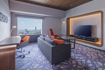 Deluxe Suite,  1 King Bed, Executive Lounge Access, High Floor